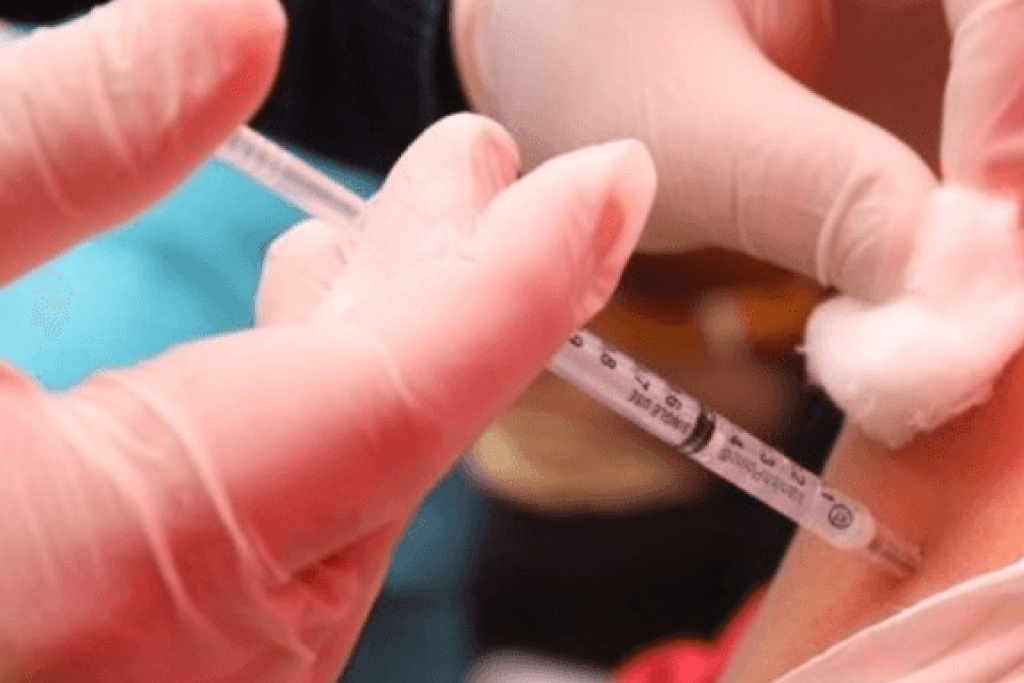 Vacunan contra influenza y neumococo a 11,000 personas vulnerables - Mis Primeros Tres